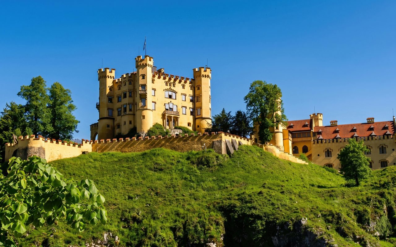 Schloss Hohenschwangau – Ludwigs Kindheitsschloss nahe Ihrer Ferienwohnung im Allgäu